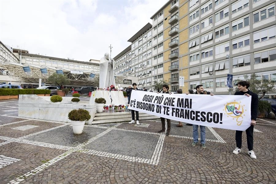 El papa no ha vuelto a sufrir crisis respiratorias y puede levantarse