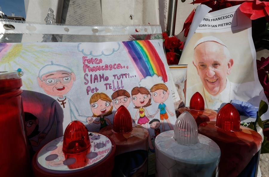 El papa sigue con su tratamiento, de buen humor y el Vaticano organiza un rezo del rosario