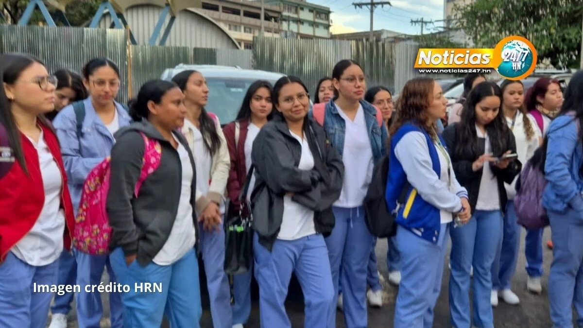 Estudiantes De Enfermeria Realizan Planton En La Unah Exigiendo Mejoras En El Servicio Social