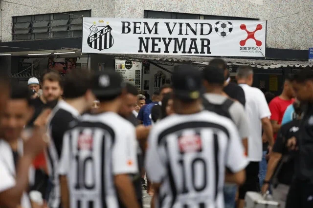 Locura En Aficion Del Santos Buscando El 10 De O Rei Pele Que Ahora Usara Neymar