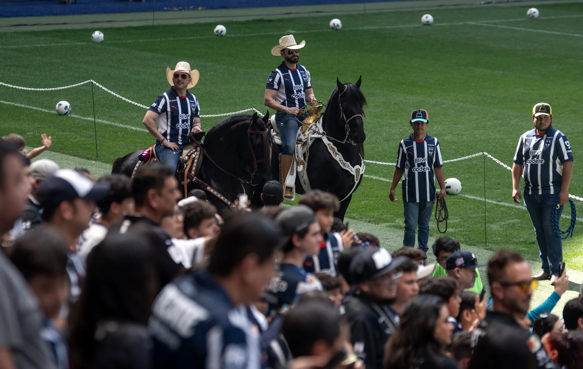 Sergio Ramos Vive Tarde De Caballos En Su Presentacion Con Los Rayados De Monterrey
