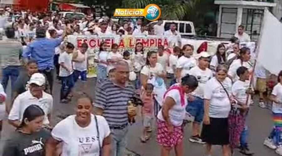 VIDEO | ¡De las balaceras a las rosas blancas! La comunidad de Quebrada de Arena se une en caminata por la paz