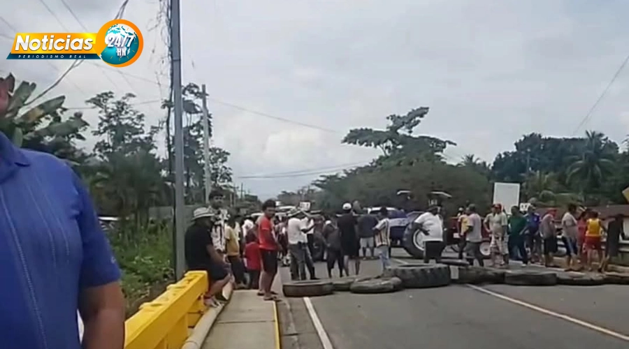 VIDEO: ¡Indignante! Molestos pobladores en Omoa protestan tras decomiso de chapulin a trabajador