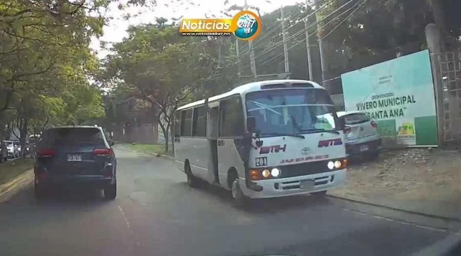 Video Peligro Al Volante Denuncian A Conductor De Rapidito Por Circular En Contravia En Bulevar De Sps