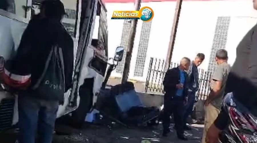 Videose Olvido Del Semaforo Accidente Deja 10 Heridos Tras Choque Entre Bus Y Camioneta