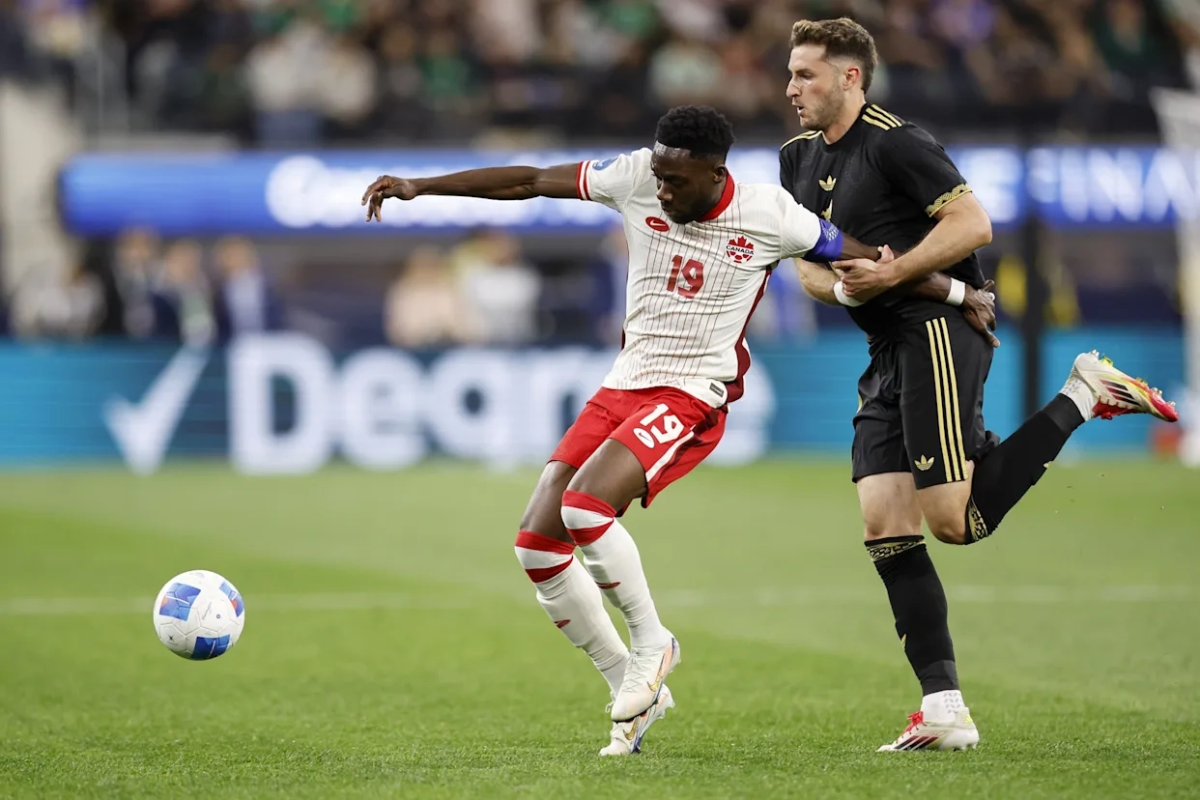 Canadiense alphonso davies se rompe el ligamento cruzado y se pierde lo que resta de temporada