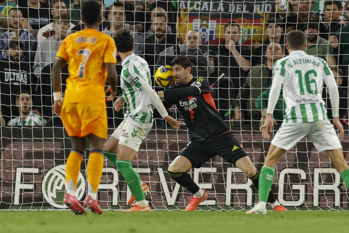 Real Madrid cae ante el Betis y se complica en la Liga de España