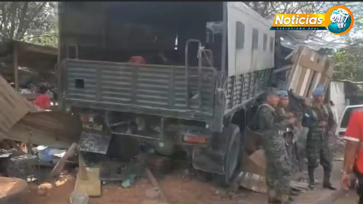 VIDEO ¡Qué susto! Camión de las FF.AA. sufre accidente y se estrella contra puestos de mercado capitalino