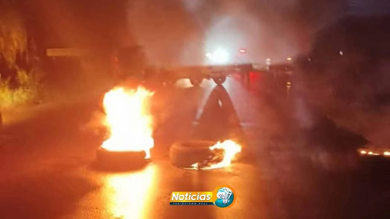 VIDEO: Vecinos de Omoa toman el puente en Tegucigalpita exigiendo solución urgente a la crisis energética