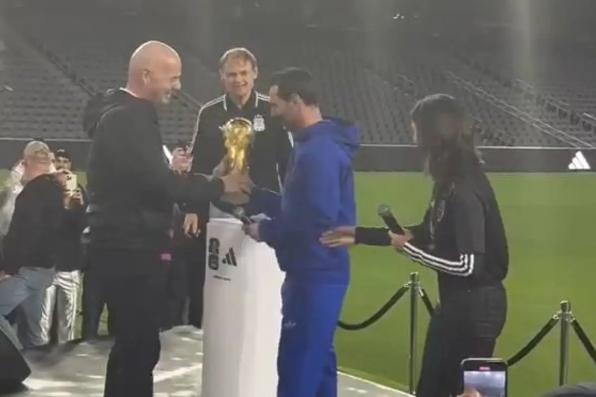 Lionel messi volvio a levantar la copa del mundo que le llevo infantino y provoca revolucion en las redes