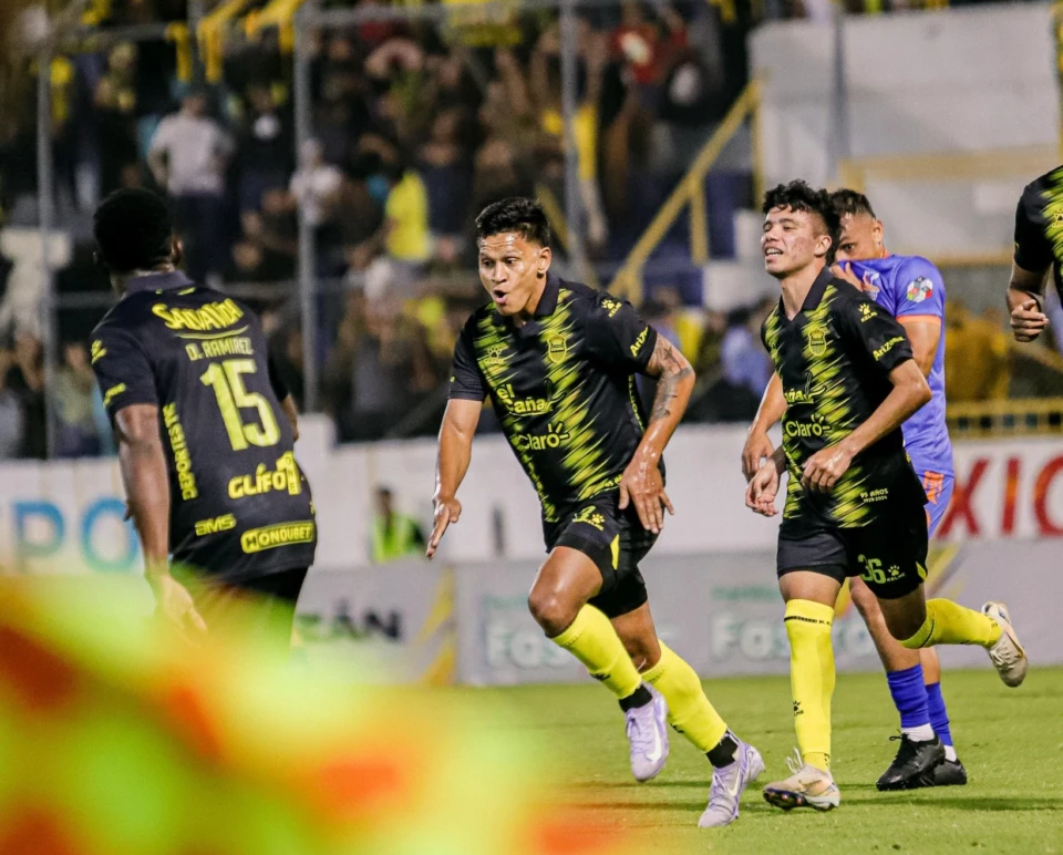 Real espana es el nuevo lider del torneo clausura y marathon entusiasma a sus aficionados